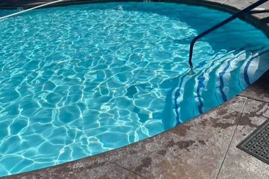 Luxury Mdr 1bd/1ba W/ Patio Pool View, Spa, Gym Apartamento